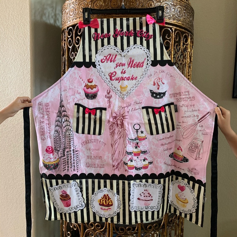 NWT—Kitchen Chic NY Cupcake Apron